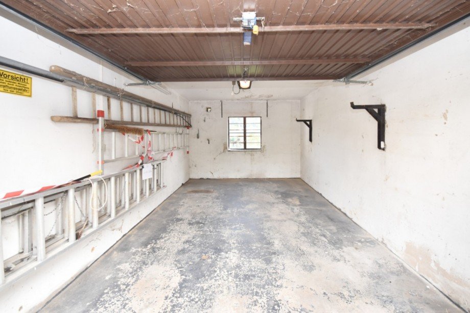 ...mit gro�er Garage Einfamilienhaus Weilrod