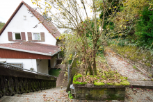 Treppe zum Haus Solides Haus mit gro�em Wohnbereich, XL-Balkon und Garten