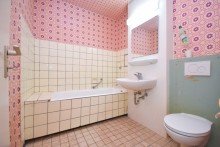 Bad mit Wanne Fu�l�ufig zu Mainzelbahn und Einkaufszentrum: Renovierungsbed�rftige, helle Wohnung in gepflegter Anlage