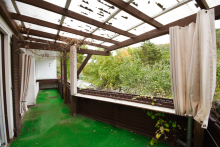 ...und Zugang zur gro�en Terrasse Solides Haus mit gro�em Wohnbereich, XL-Balkon und Garten