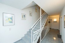 Treppenhaus - sauber und ansprechend Gut vermietete, barrierefreie Eigentumswohnung im Zentrum von Wehen