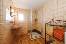 ...und bodentiefer Dusche - EG Wohnen mit Herz: Modernisiertes Familienidyll mit Obstgarten und Platz f�r mehrere Generationen