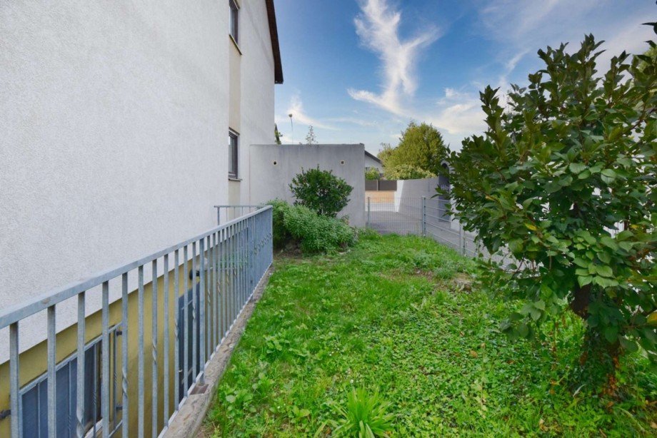 Seitlicher Garten mit Kellertreppe Reihenendhaus Weiterstadt