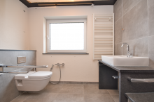 Hochwertig saniertes Bad Modernisierte Wohnung mit Luxus-Bad, XL-K�che und Fernblick