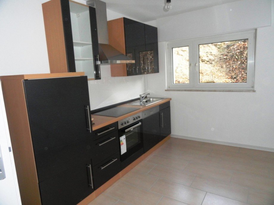 Moderne Einbauk�chen und gro�formatige Fliesen Mehrfamilienhaus Aarbergen / Hausen �ber Aar