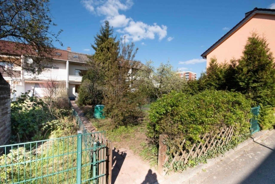 Garteneingang mit Zugang... Reihenmittelhaus Fl�rsheim am Main