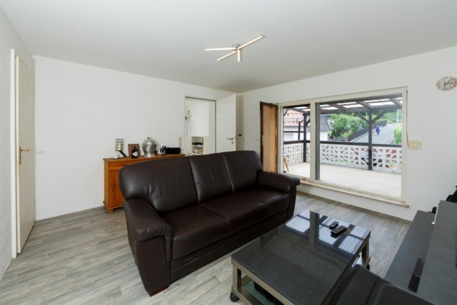 Helles Wohnzimmer mit Terrassenzugang Anbau Doppelhaush�lfte Aarbergen / R�ckershausen