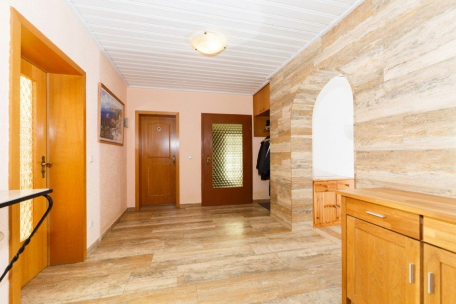 Edler Marmor auch in der Diele Mehrfamilienhaus Taunusstein