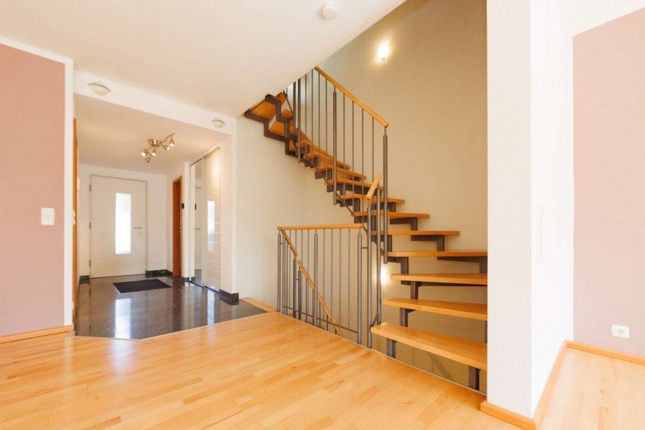 Diele mit Treppe Reihenhaus Bischofsheim
