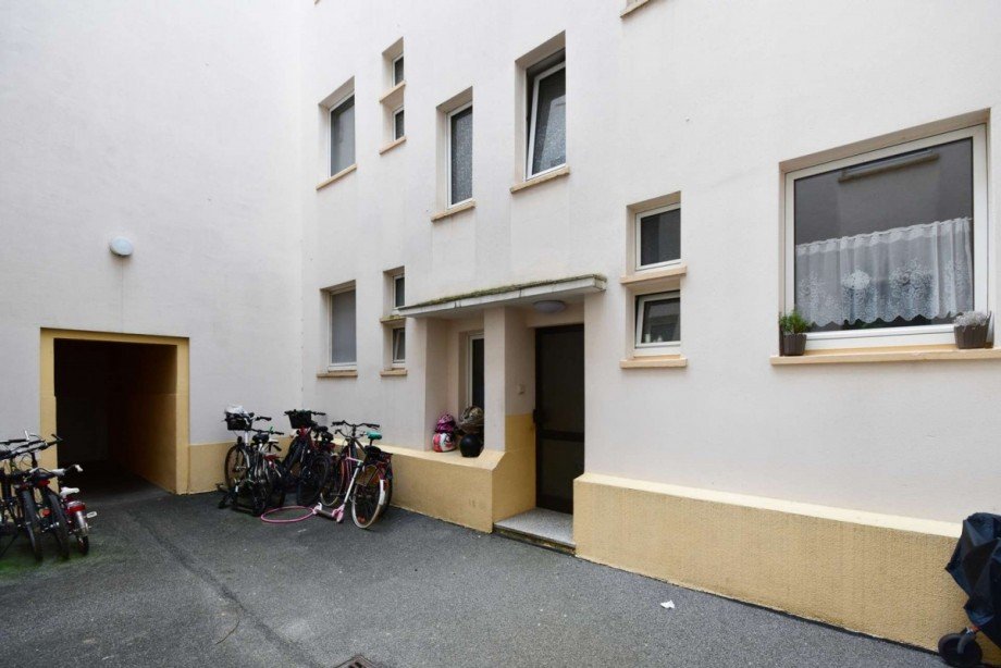 Eingangsbereich im ruhigen Hinterhof Etagenwohnung Wiesbaden