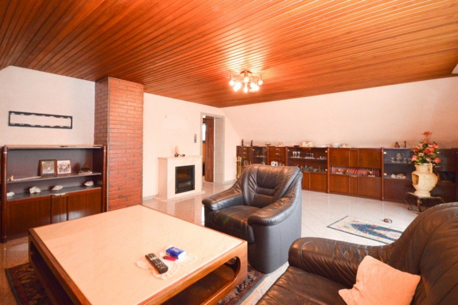 Gro�es Wohnzimmer OG Mehrfamilienhaus R�sselsheim