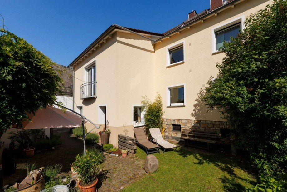 Gartenseite - die Fassade wurde bereits saniert Doppelhaush�lfte Taunusstein