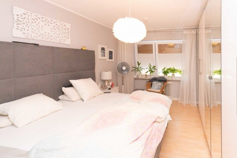 Schlafzimmer EG rechts Mehrfamilienhaus Hohenstein / Born