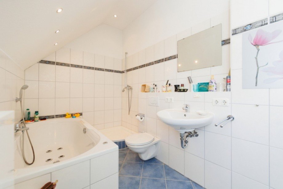 ...mit gro�er Wanne Reiheneckhaus Taunusstein / Wehen