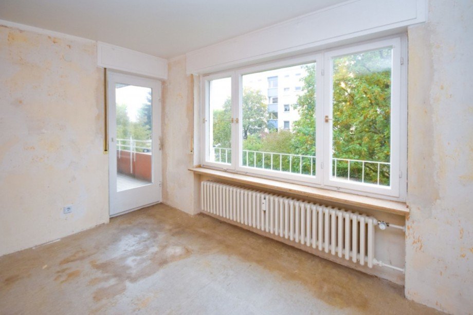 Lichtdurchflutetes Wohnzimmer mit Zugang... Etagenwohnung Frankfurt