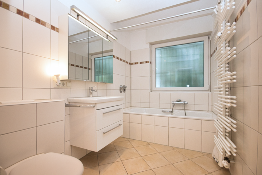 Gro�es, modernisiertes Hauptbad mit Wanne und Tageslicht Erdgeschosswohnung Bad Homburg vor der H�he