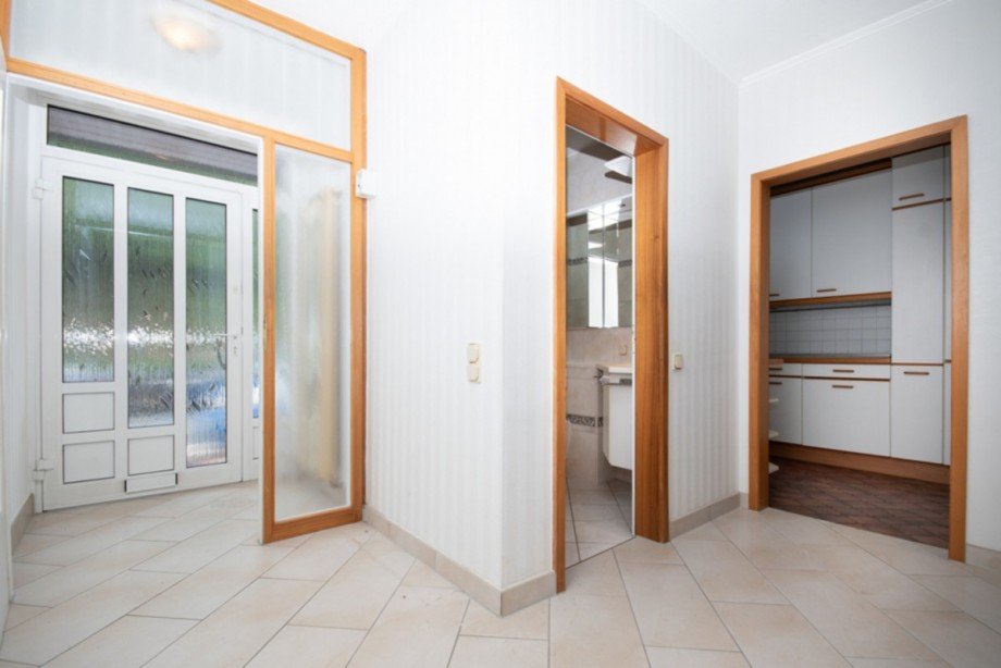 Hell geflieste, gro�z�gige Diele Terrassenwohnung Bad Schwalbach