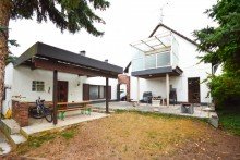 Terasse mit Anbau Sch�nes Haus, super Lage, gro�er Garten. Und das beste: Hier hat auch noch Oma Platz!