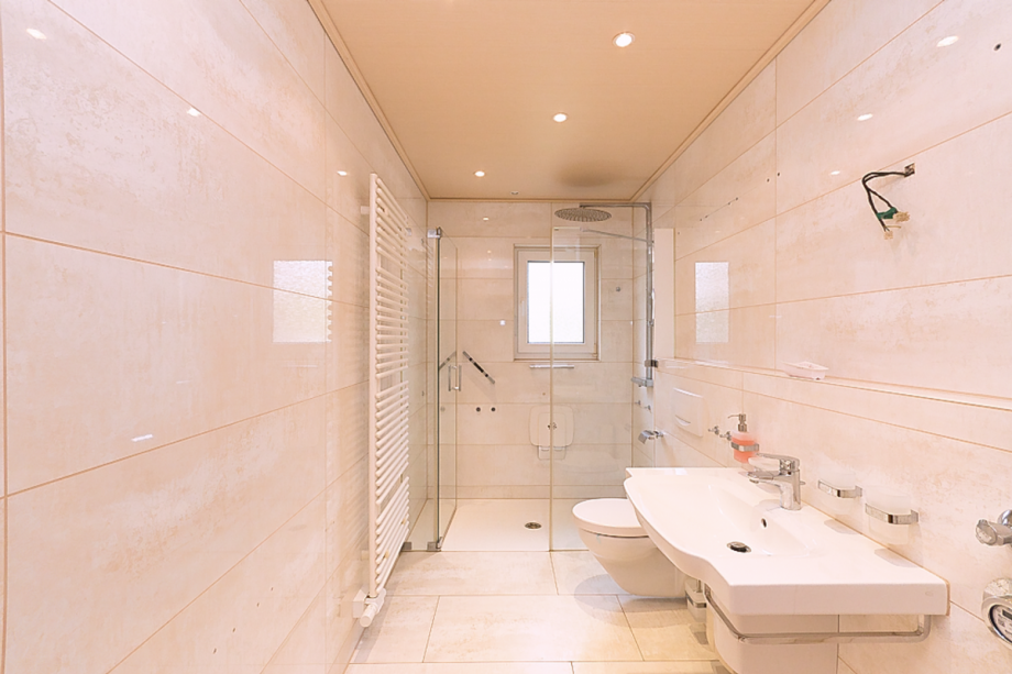 Modernes, gro�z�giges Bad mit bodentiefer Xl Dusche... Wohnung Kelkheim