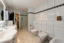 ...mit Wanne, Dusche und Bidet Zwischen Neroberg und City: Ihr neues Zuhause in Bestlage