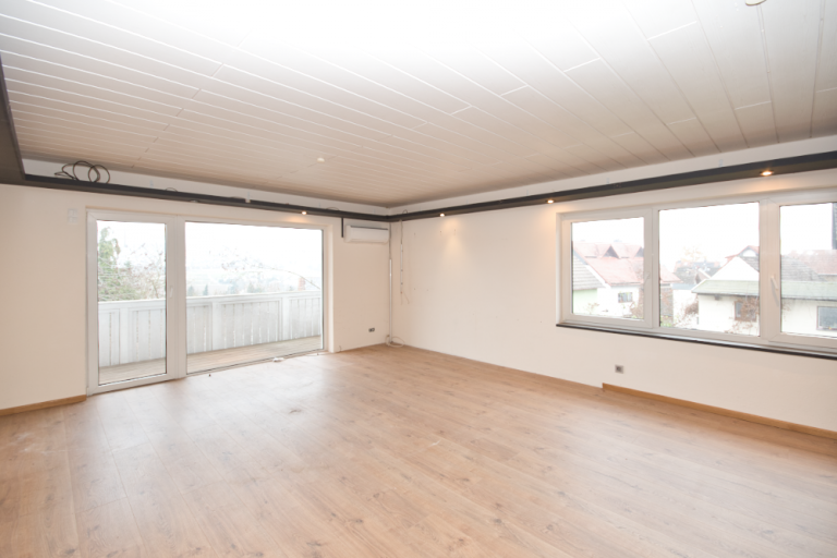Lichtdurchflutes Wohnzimmer mit Zugang zum gro�en Balkon Niedernhausen Etagenwohnung Modernisierte Wohnung mit Luxus-Bad, XL-K�che und Fernblick
