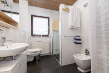 Modernes Bad mit bodengleicher Dusche EG Massivhaus mit Kamin und separater Wohnebene in Idstein-Walsdorf