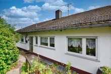 Stra�enseite Bungalow mit Einliegerwohnung im Dornr�schenschlaf