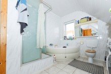 Tageslichtbad mit Wanne und Dusche DG Eigennutzung, Kapitalanlage oder etwas von beidem? Top Haus in Heidenrod Laufenselden zu verkaufen!