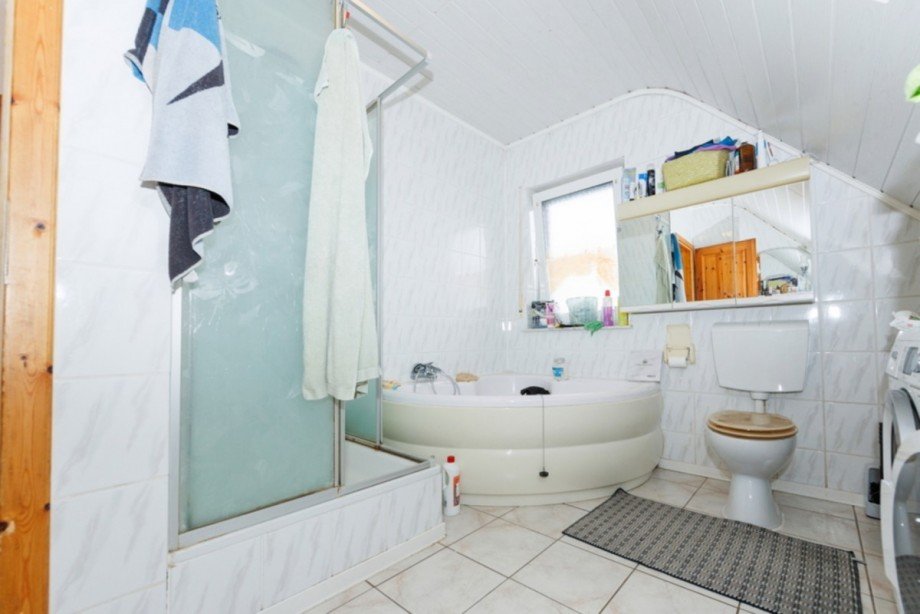 Tageslichtbad mit Wanne und Dusche DG Mehrfamilienhaus Heidenrod / Laufenselden