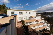 Seitenansicht mit Parkpl�tzen Elegante Terrassenwohnung mit traumhaftem Parkblick