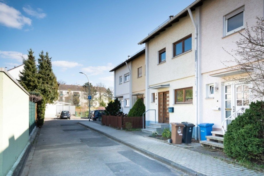 Parkpl�tz vor dem Haus Reihenmittelhaus Fl�rsheim am Main