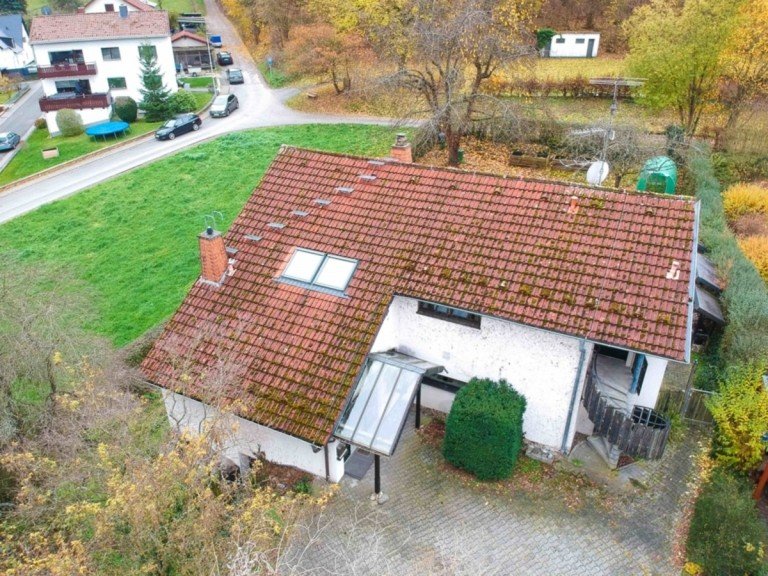 Gro�er Innenhof mit viel Platz Idstein / Ehrenbach Einfamilienhaus Renovierungsbed�rftiges Luxushaus in Waldrandlage: Einzigartige Gelegenheit f�r Anpacker