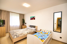 Gut geschnittenes Schlafzimmer Viel Wohnung f�rs Geld: Gr�n, gepflegt & gut geschnitten am Hahner Sonnenhang