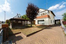 Hofeinfahrt zum gro�en Grundst�ck Familientraum oder solide Kapitalanlage? Attraktives Dreifamilienhaus in Walldorf!
