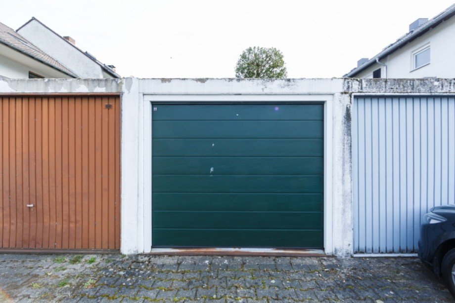Garage mit elektrischem Sektionaltor Reihenmittelhaus Wiesbaden