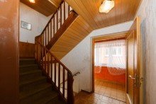 Treppenhaus mit Eingangsbereich Flexibles Mehrgenerationenhaus mit Traumblick und separatem B�ro in Bleidenstadt