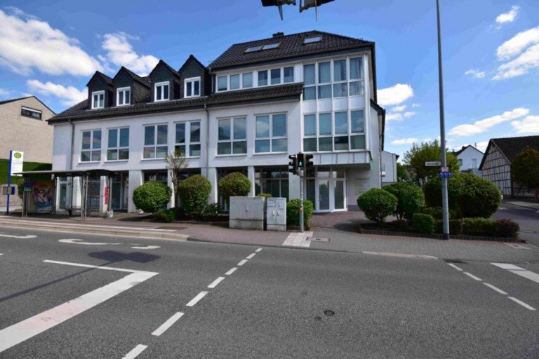 Stra�enansicht Taunusstein Ladenlokal All-Inclusive Ladenlokal in zentral gelegener B�rogemeinschaft - Schaufenster & Au�enwerbung!