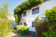 Eingang und Vorgarten Perfekt f�r Paare und kleine Familien: Zuhause mit Kamin und kleinem Garten