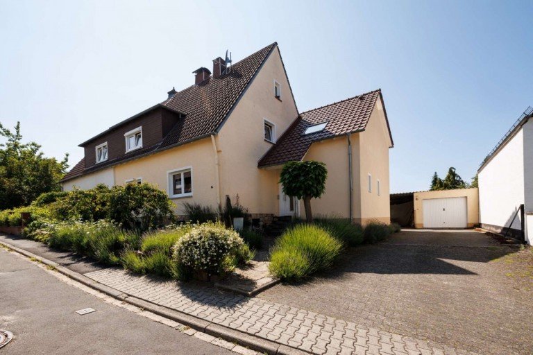 Gepflegter Vorgarten und sch�ner Innenhof Taunusstein Doppelhaush�lfte Wohnen mit Herz: Modernisiertes Familienidyll mit Obstgarten und Platz f�r mehrere Generationen