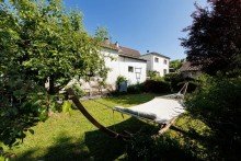 ..und schattige R�ckzugsorte wechseln sich ab Wohnen mit Herz: Modernisiertes Familienidyll mit Obstgarten und Platz f�r mehrere Generationen