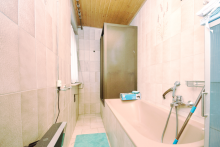 ...mit Wanne und Dusche Sanierungsobjekt mit Potenzial - Haus in guter Lage von L�hnberg