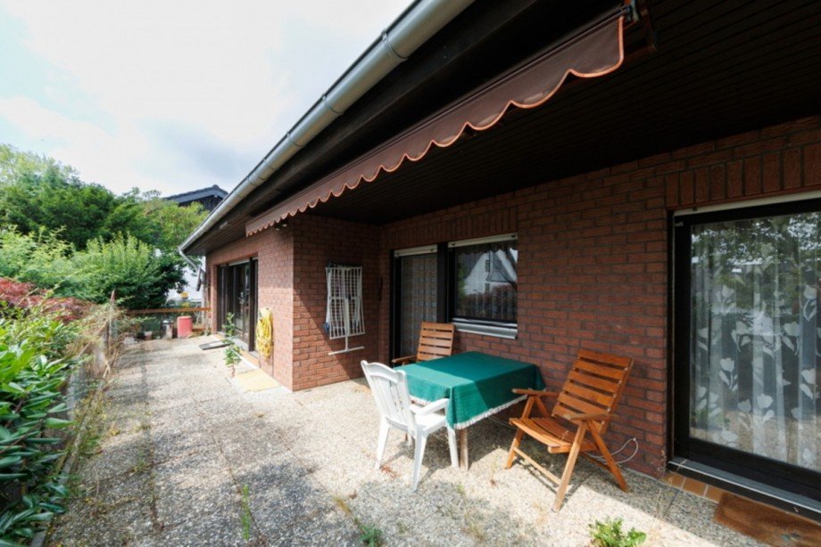 ...blickgesch�tzte Ecke mit Markise Einfamilienhaus Taunusstein / Niederlibbach