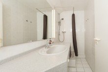 Weiteres Bad mit Dusche im oberen Geschoss... Traumhafte Maisonettewohnung mit S�dbalkon und Tiefgaragenstellplatz