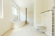 Mit barrierefreier Dusche, Wanne und Handtuchheizk�rper Familientraum oder solide Kapitalanlage? Attraktives Dreifamilienhaus in Walldorf!