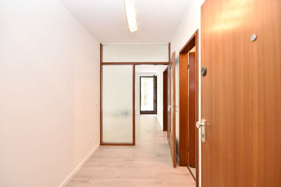Helle Diele mit Platz f�r eine Ankleide Terrassenwohnung Wiesbaden