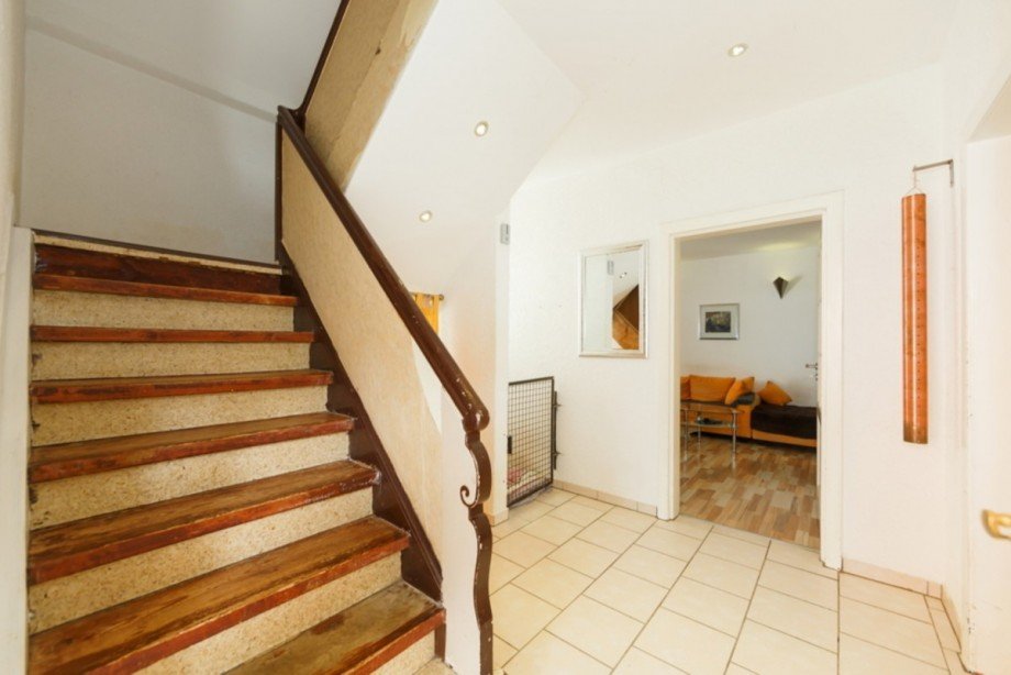 Ger�umiges Treppenhaus EG Doppelhaush�lfte Aarbergen / R�ckershausen