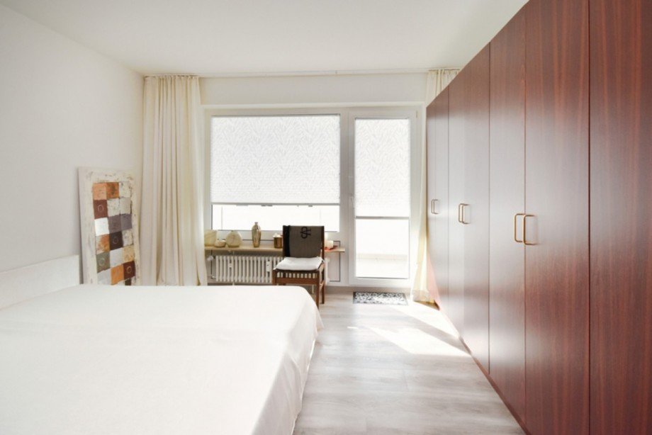 Schlafzimmer mit XL Einbauschrank Etagenwohnung Niedernhausen