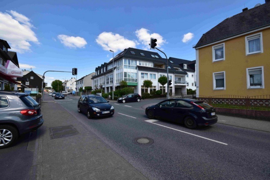 Viel befahrene Stra�e mit hoher Sichtbarkeit Ladenlokal Taunusstein