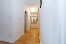 Heller Flur und neuwertiges Echtholzparkett in der ganzen Wohnung Moderner Familientraum: Gartenwohnung am Weinberg