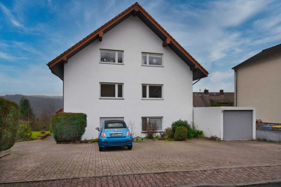 Gepflegtes Haus - 2 Stellpl�tze inklusive Etagenwohnung Niedernhausen